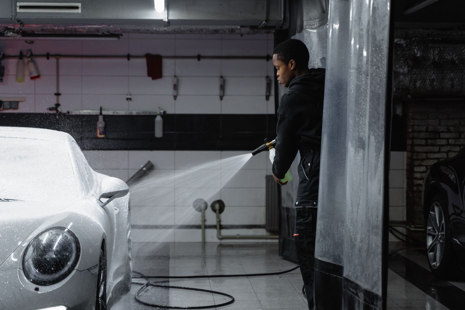 Pressure rinsing a white sports car